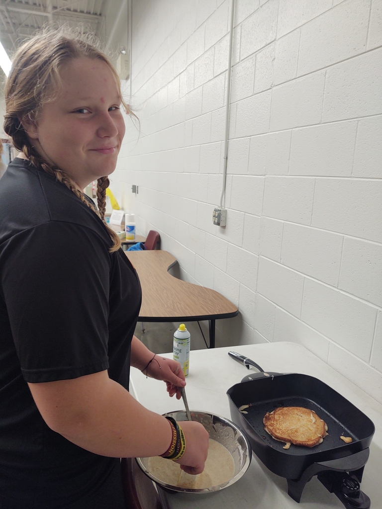 Today the 7th grade health students learned how to make banana pancakes 🥞!